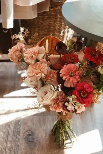Ramo de rosas y zinnias para regalar en un cumpleaños