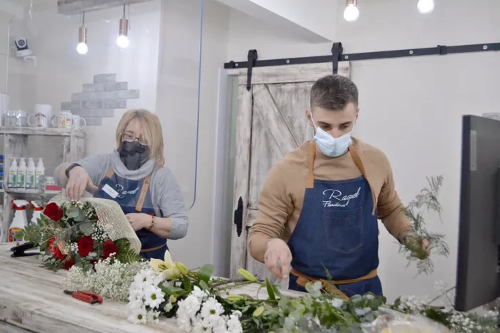 Nuestro equipo preparando ramos en el taller de Viladecans