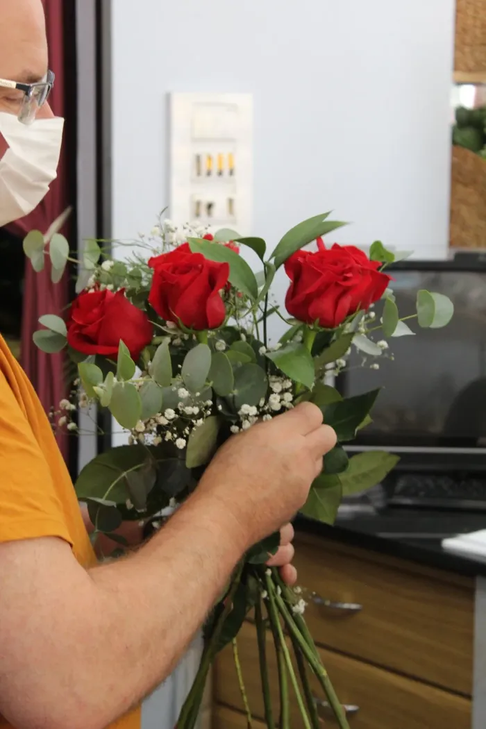 Ramo de rosas rojas hecho a mano